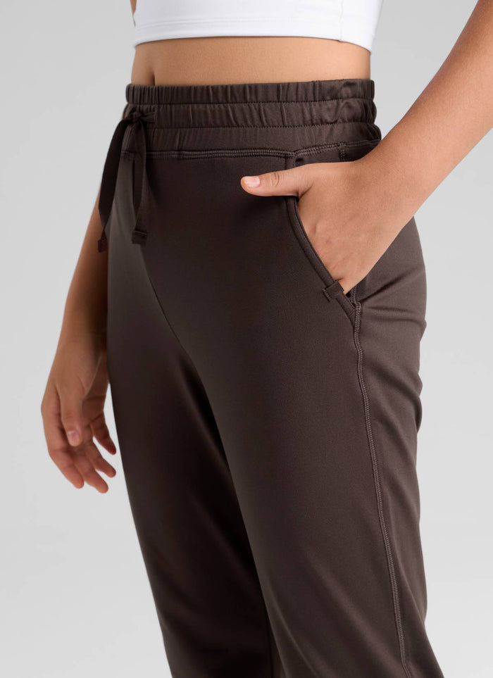 CRZ YOGA Girl's Cloud Jersey Casual Mid Rise Drawstring Pocket Jogger Hot Fudge Brown